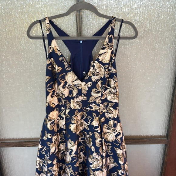Badgley Mischka
Floral Jacquard Gown size 8 - Picture 9 of 16